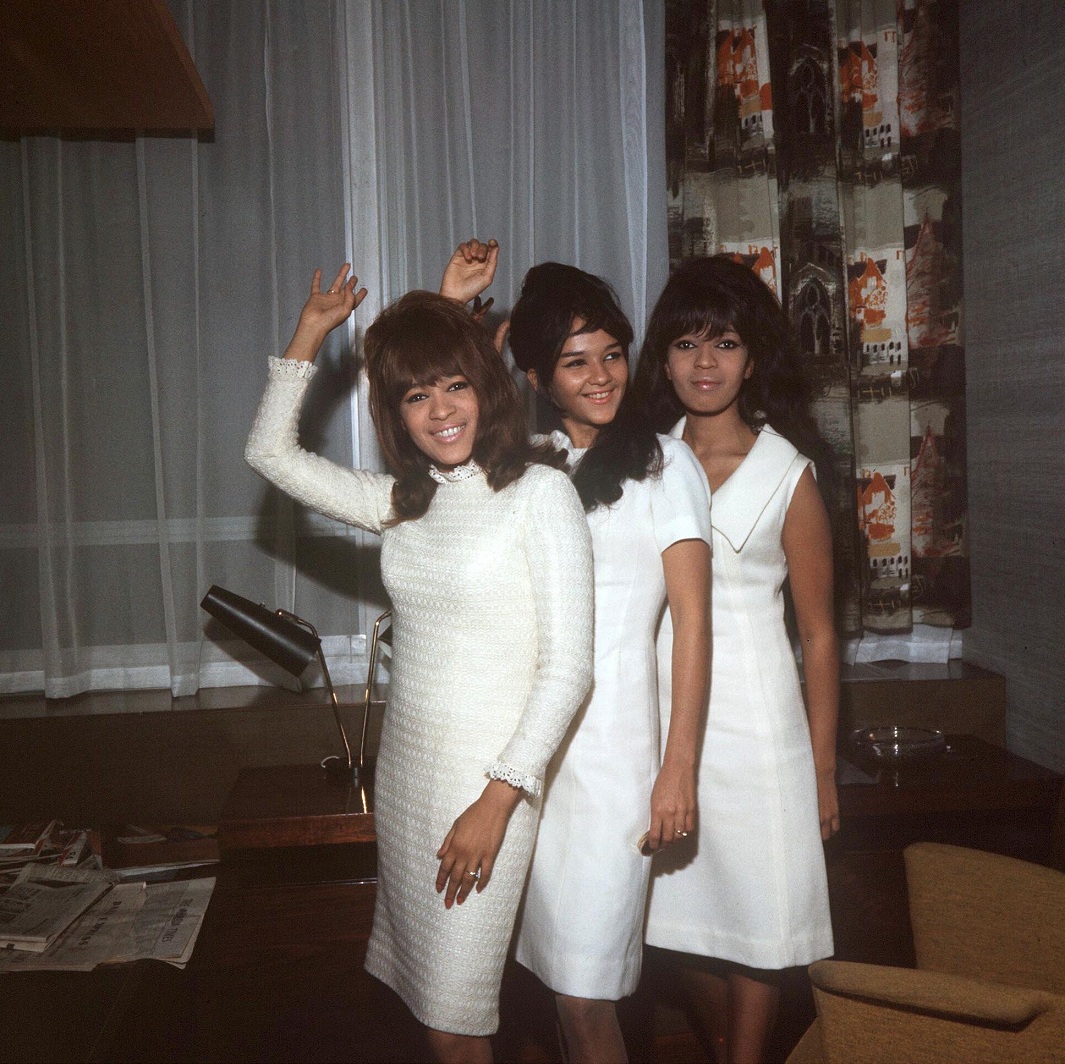 THE RONETTES HOLIDAY SONGS 1006