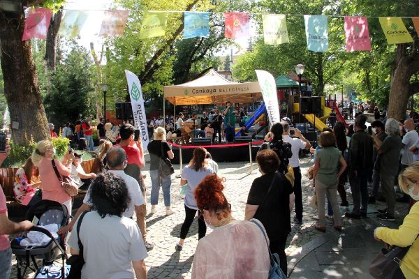 Çankaya parklarında sanatçılara destek konserleri