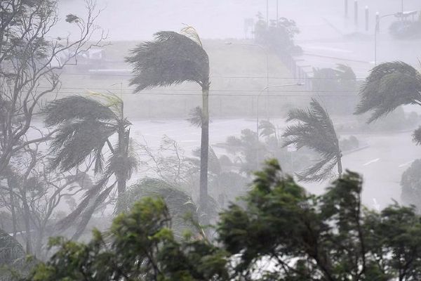 Debbie Kasırgası 35 binden fazla evi elektriksiz bıraktı