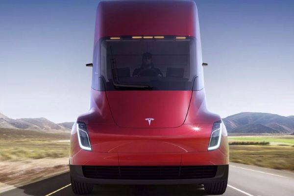 Musk elektrikli kamyon Tesla Semi Truck ve en hızlı otomobili tanıttı