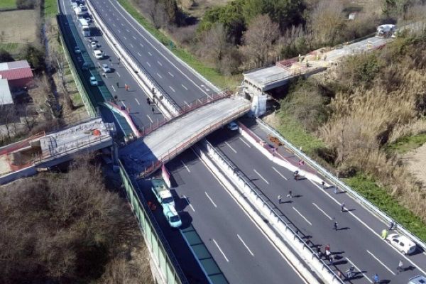 İtalyada otoyol köprüsü çöktü
