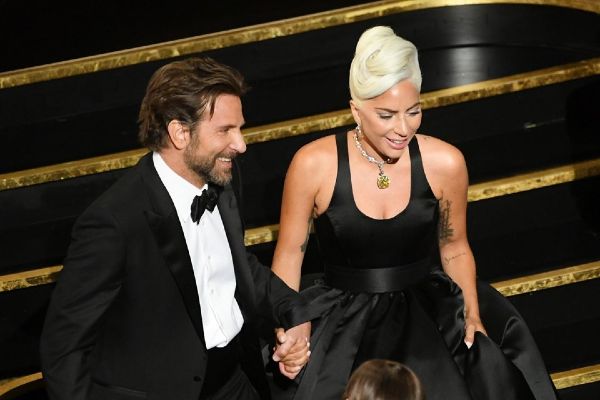 Lady Gaga ve Bradley Cooper birlikte yaşamaya mı başladı ?