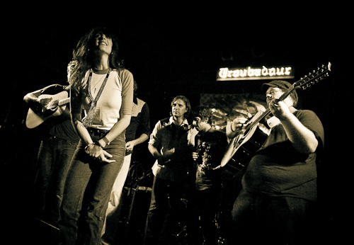Nicki Bluhm & The Gramblers 1006