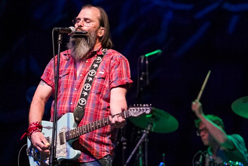 STEVE EARLE & THE DUKES (& DUCHESSES) 1004