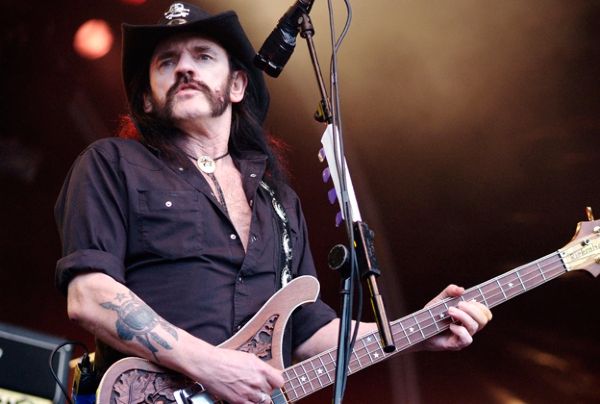 Rock yıldızı Lemmy Kilmister hayatını kaybetti