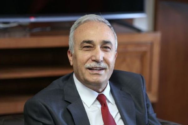 Ahmet Eşref Fakıbaba milletvekilliğinden ve partisinden istifa etti